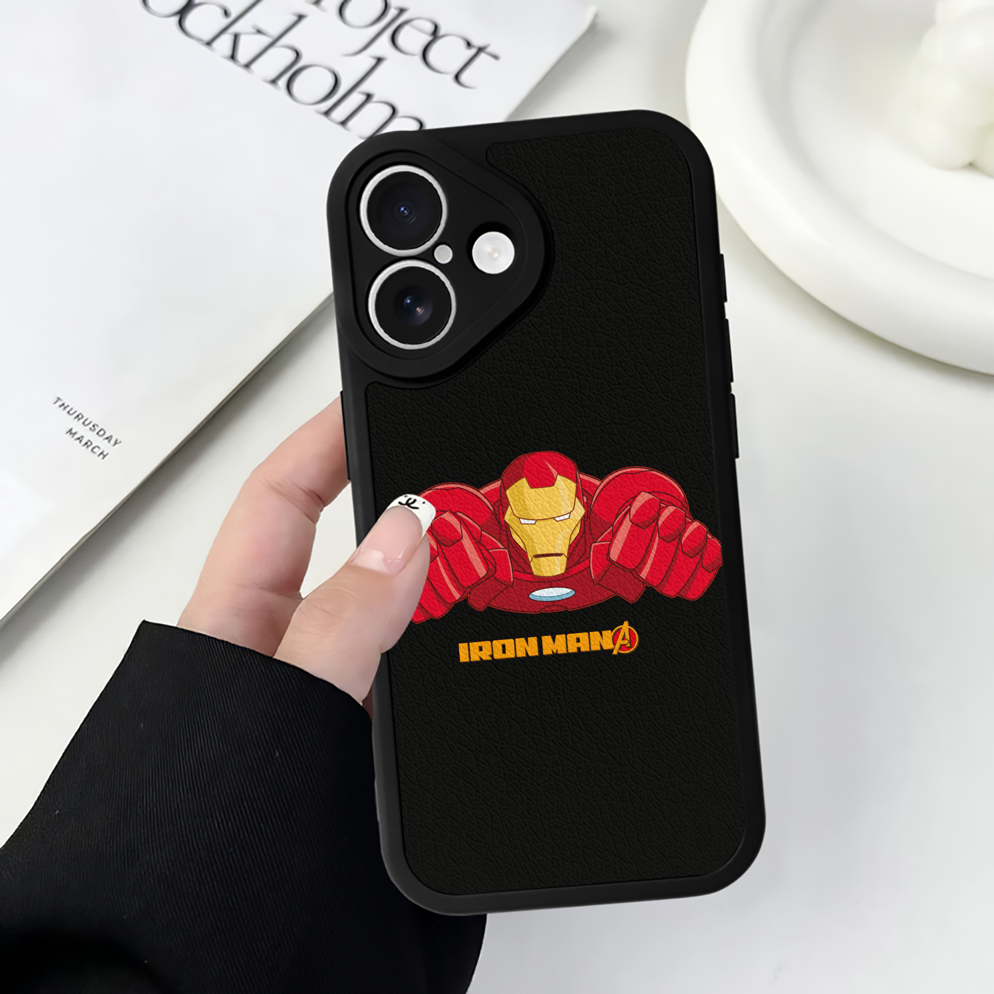 （画像用） アベンジャーズ The Avengers 【iPhone 16シリーズ対応】シリコンスマホケース（レザー調） 材質：シリコン